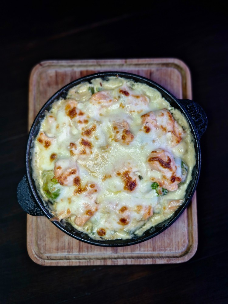 Філе лосося у вершковому соусі з овочами
