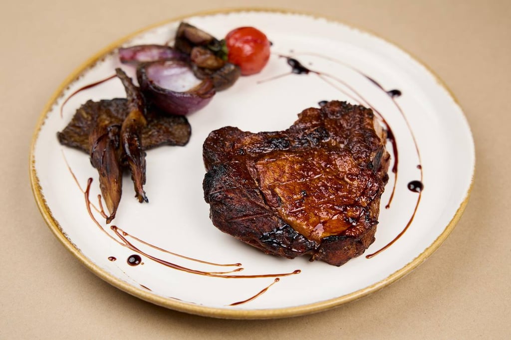 Стейк зі свинячої корейки з овочами гриль
