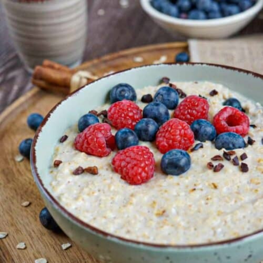 Вівсянка з яблуками та лохиною 