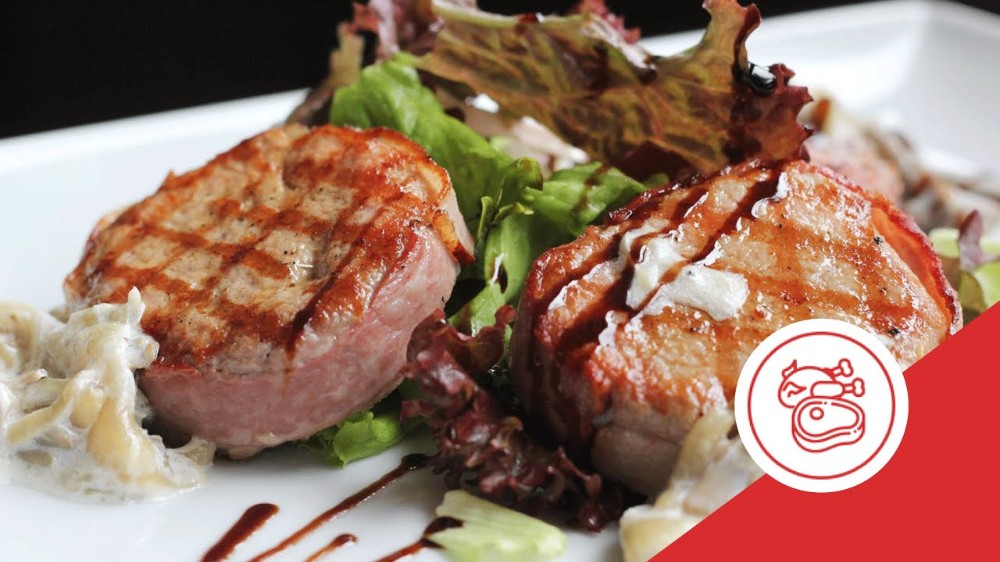 Медальйони зі смаженою картоплею з вершковим соусом.