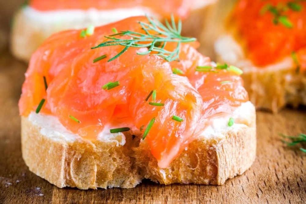 sandwich with salted Scottish salmon and cream cheese /// სენდვიჩი ორაგულით