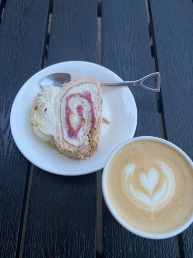 Меренговий рулет порція