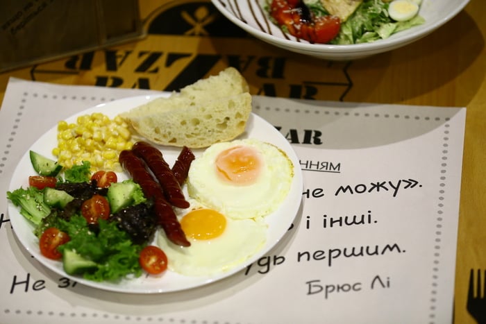 Сніданок в англійському стилі з квасолею та мисл.ковб