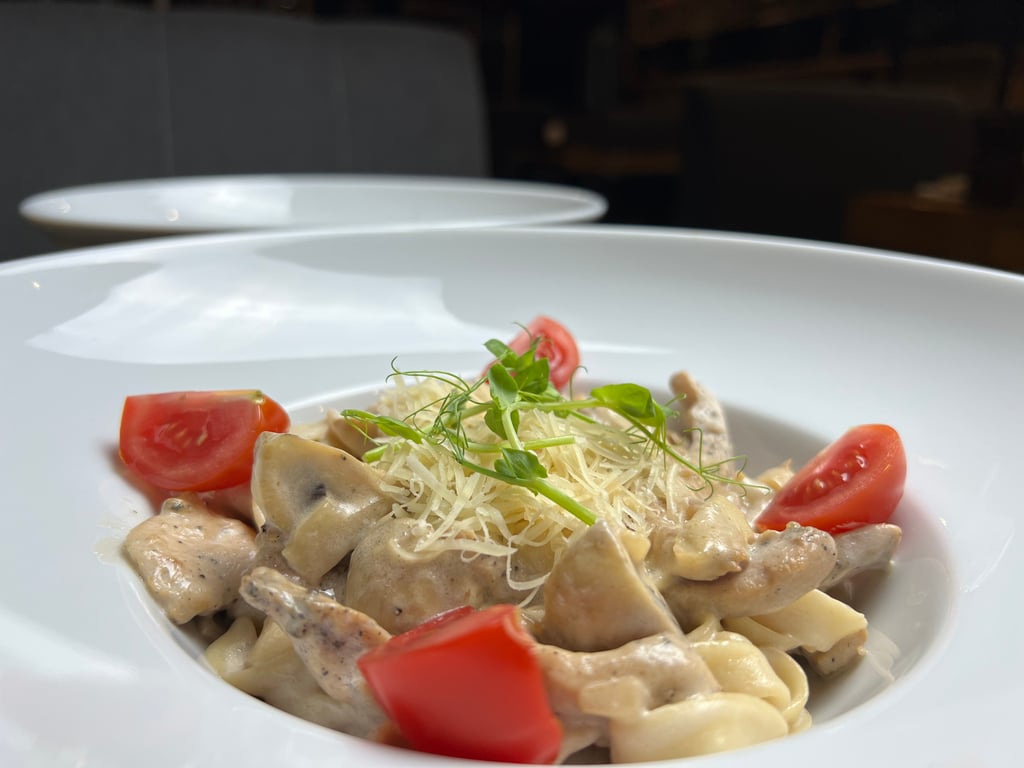 Паста з курячим філе та грибами