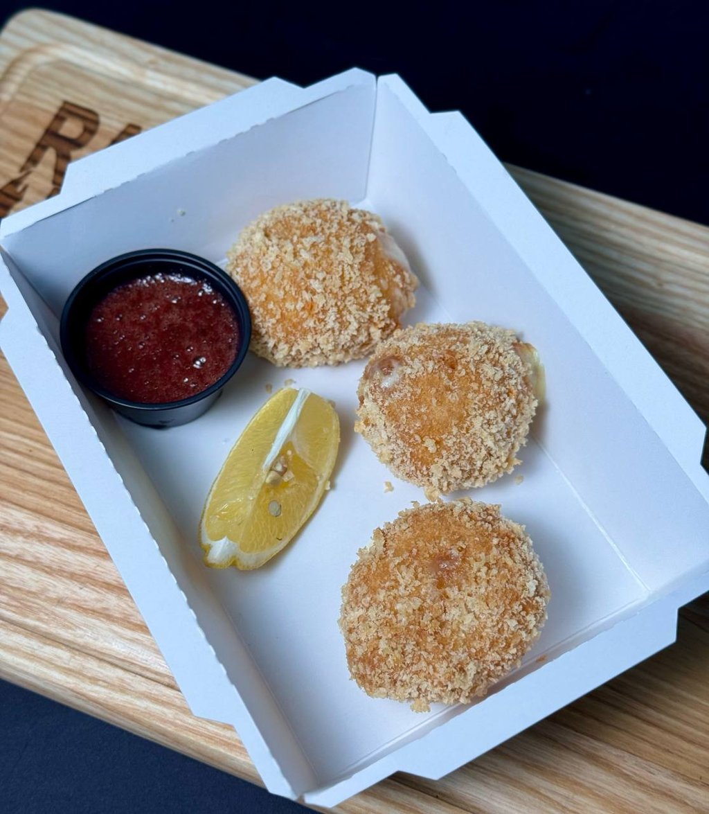 Хвости тигрової креветки "Болл" з полуничним соусом (3шт)