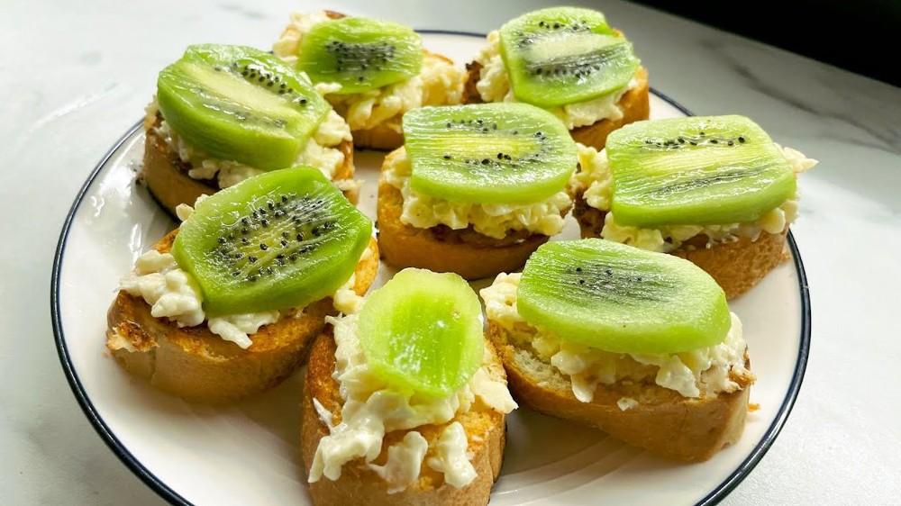 Kiwi Canape with Special Creamy Sauce and Pancake 