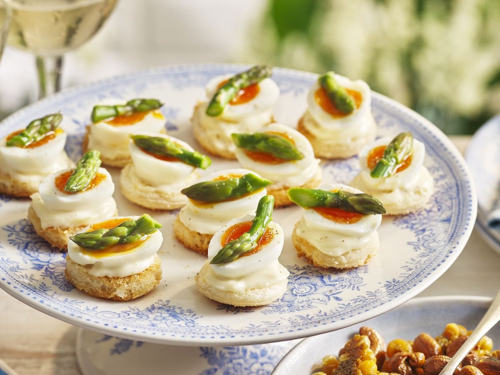 Quails Eggs, Asparagus and Hollandaise Sauce Canape