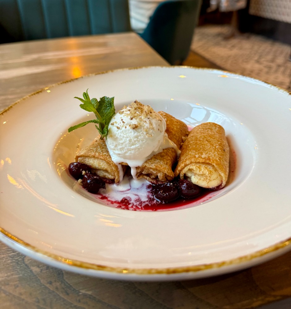 Млинці з солодким сиром та вишнею (240г/50г)