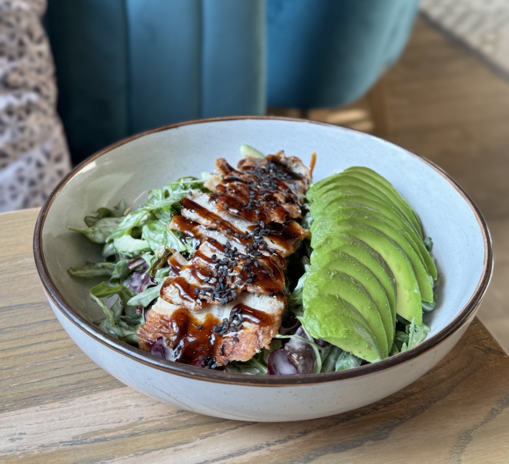 Мікс-салат з вугрем та авокадо (300г)