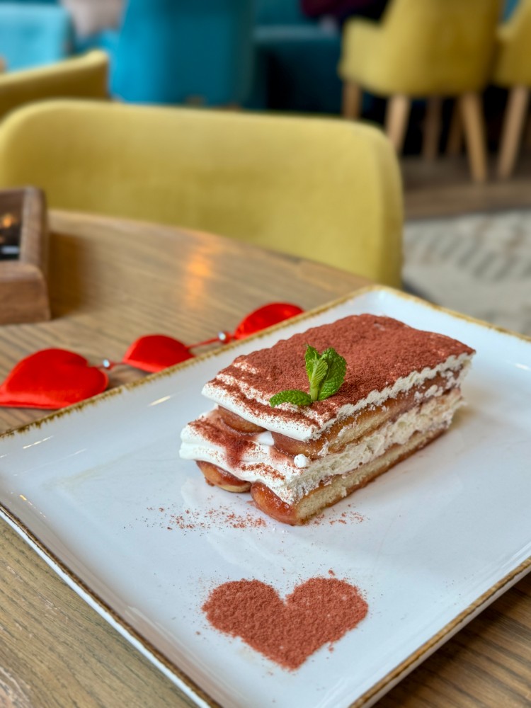 Полуничне тірамісу