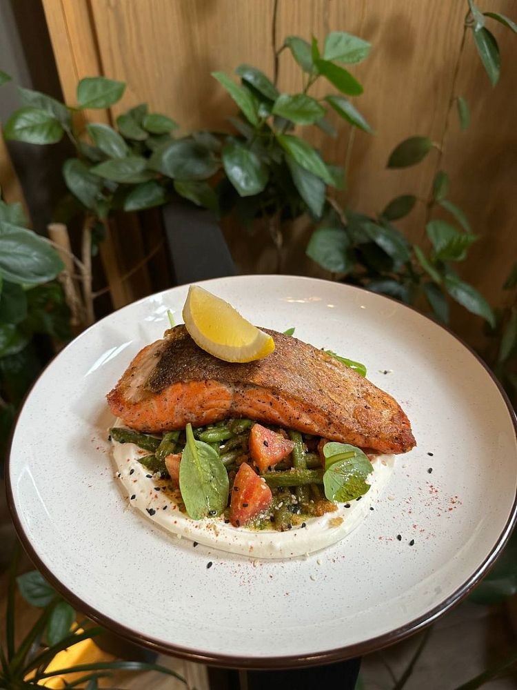 Стейк з лосося на подушці з овочами