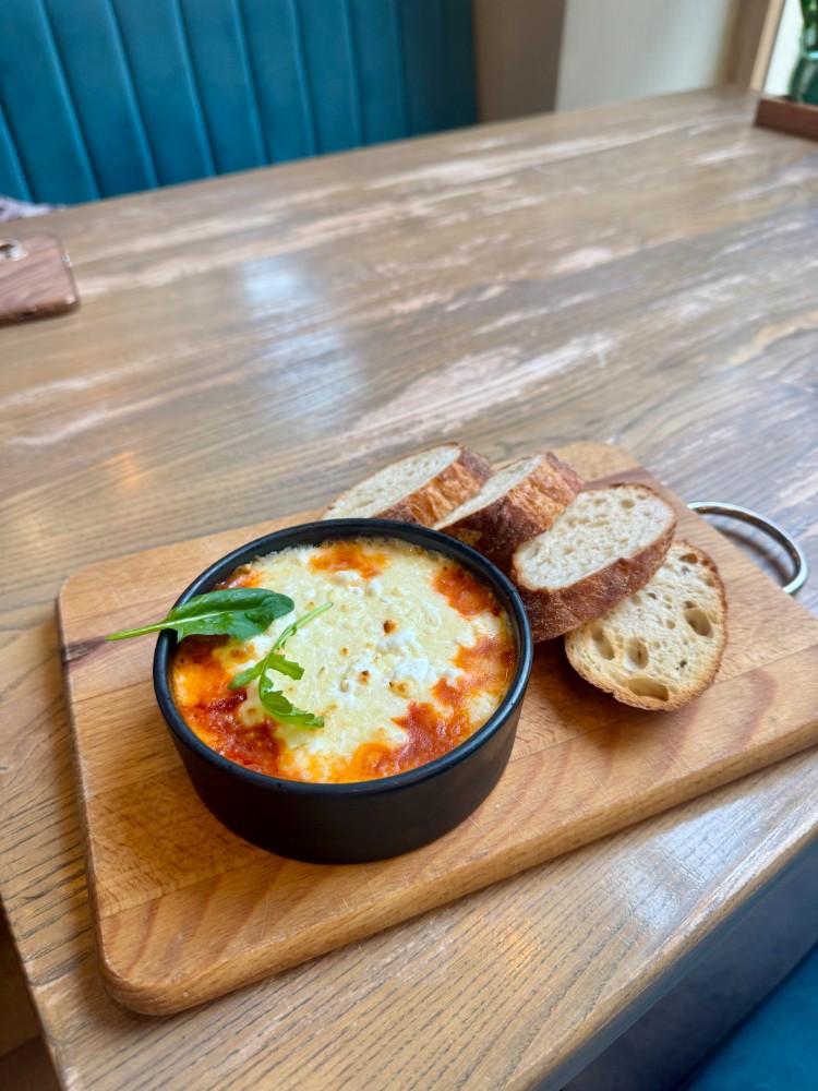 запечений сир з аджикою