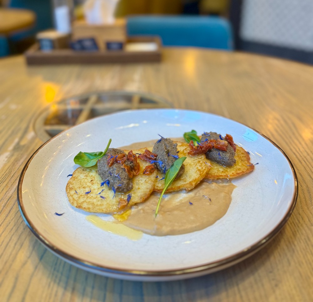 Деруни з грибним дюкселем та трюфельною олією