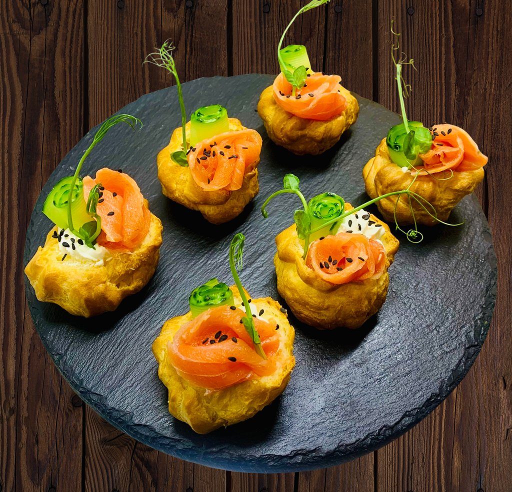 Профітролі з лососем та крем-сиром