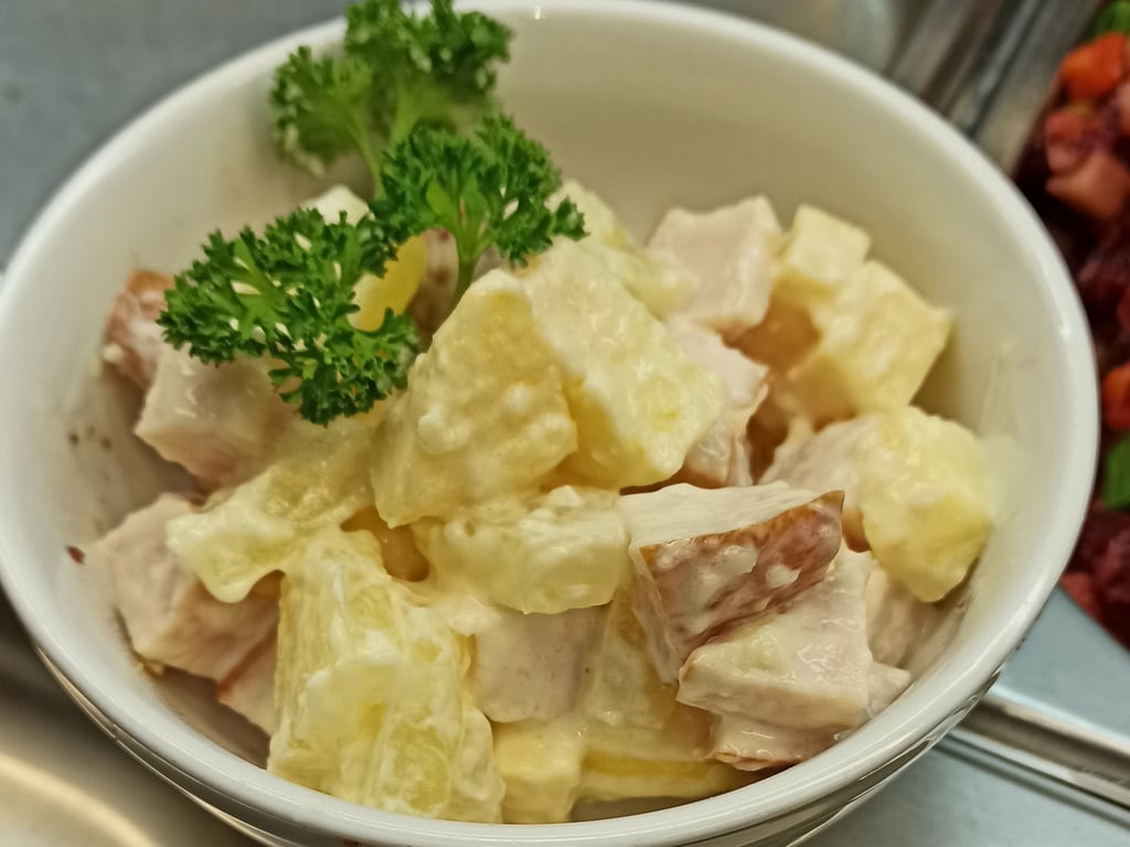 Салат з копченою куркою "Легкий"