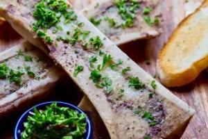 Мозкові кісточки з соусом чимічурі
