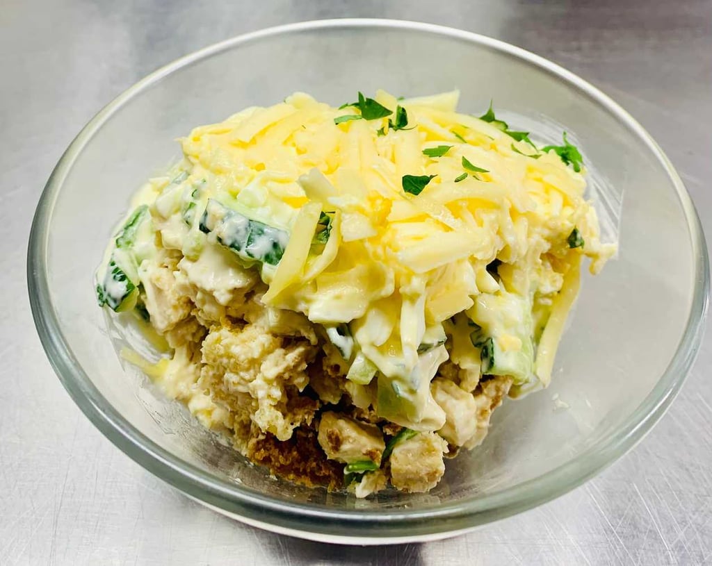 Салат з куркою та сухариками