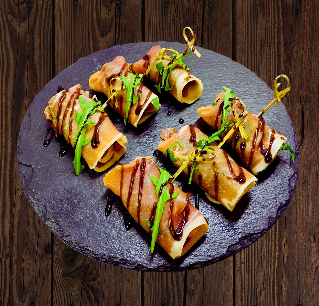 Хамон з моцарелою,чері та руколою