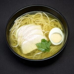 Бульйон з куркою та лапшою