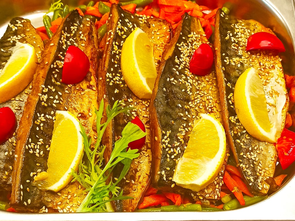Скумбрія запечена з овочами