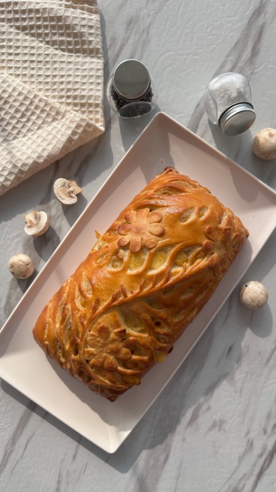 Пирог с курицей, грибами и сыром