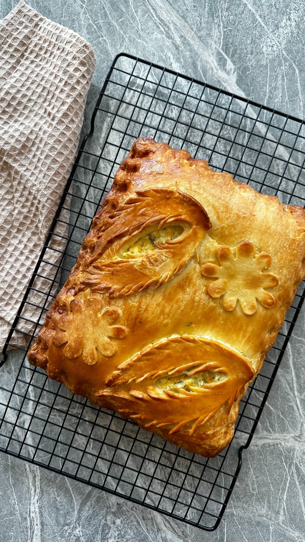 Пирог с сыром, творогом и сулугуни