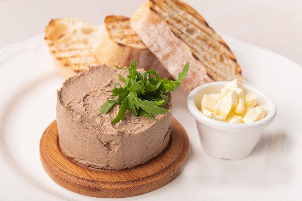 Пате з печінки під карамельним соусом та горіхами