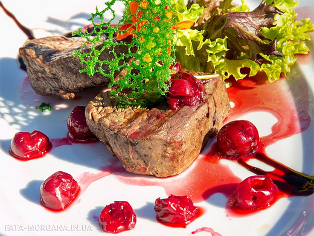Медальйони під вишневим соусом (яловичина)