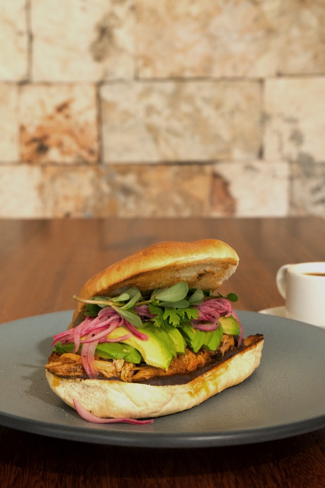 Torta chochinita pibil / Tender pull porked torta