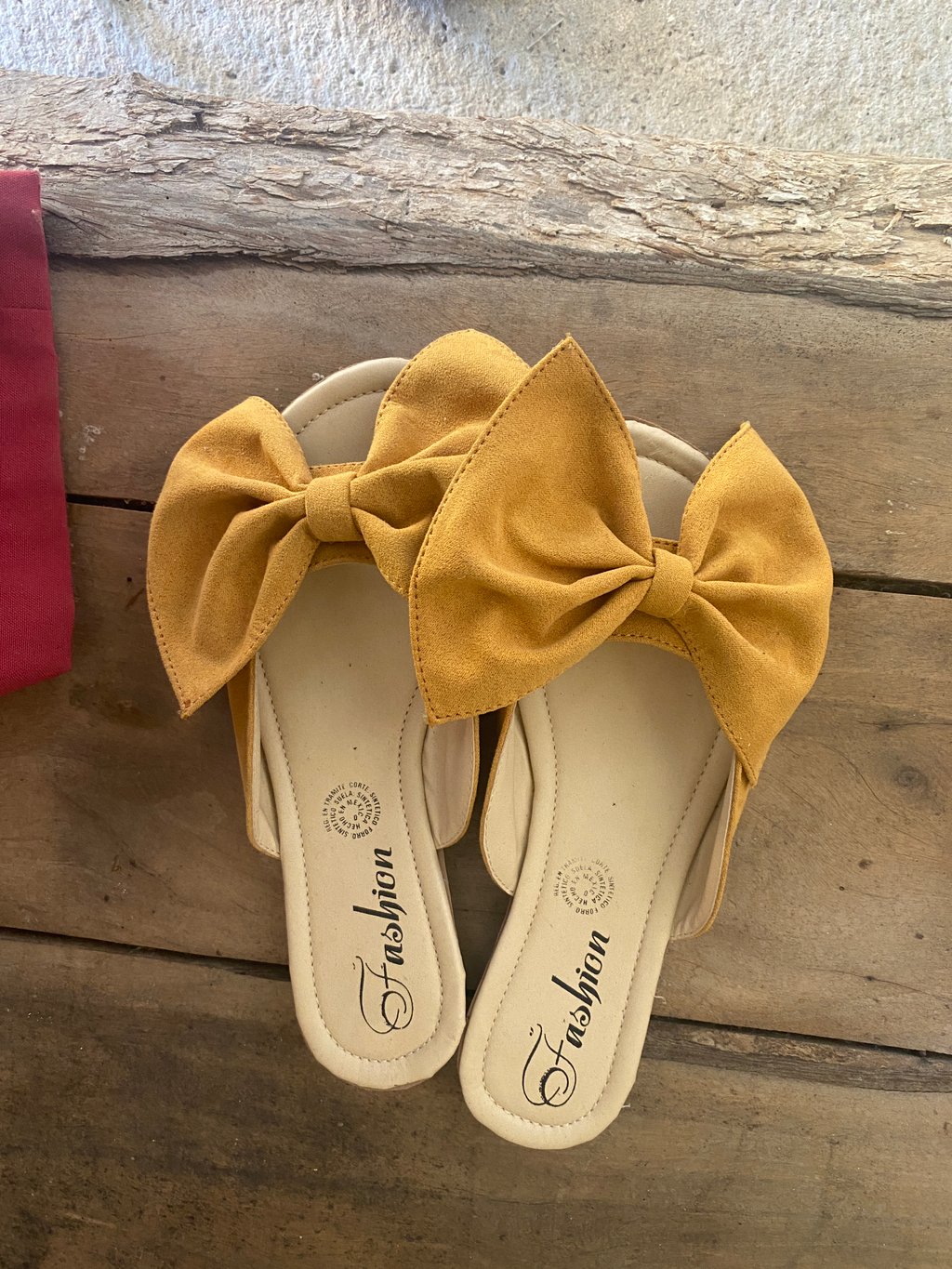 Sandalias moño amarillo