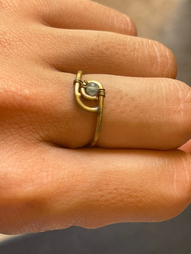 Anillo Aquamarina (laton dorado, circulo verde aqua )