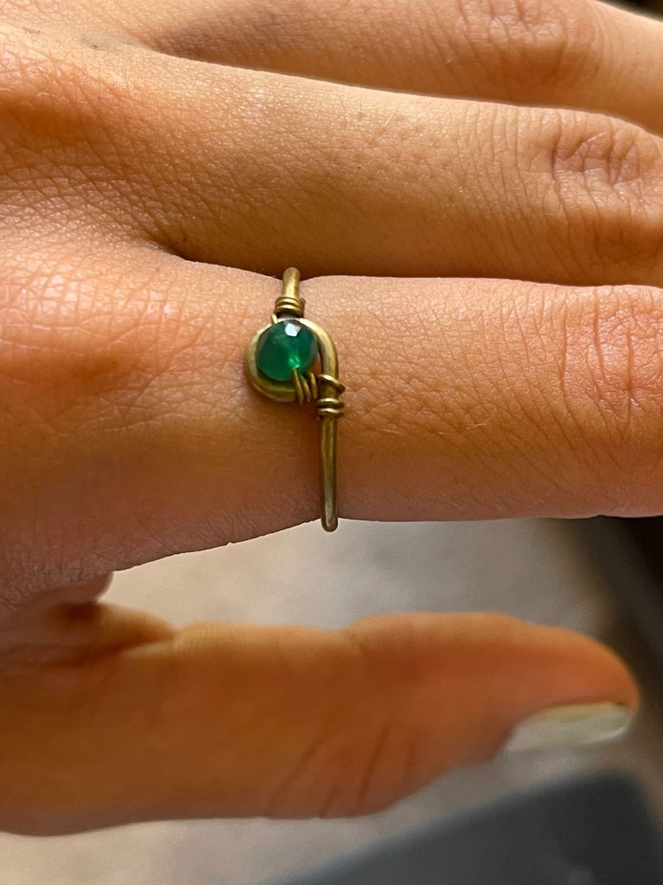 Anillo Esmeralda (laton dorado, piedra verde)