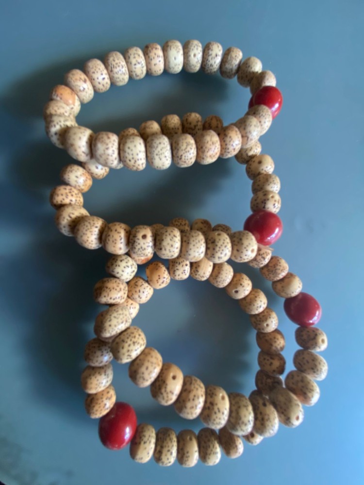 Pulseras moteadas con bola roja o azul