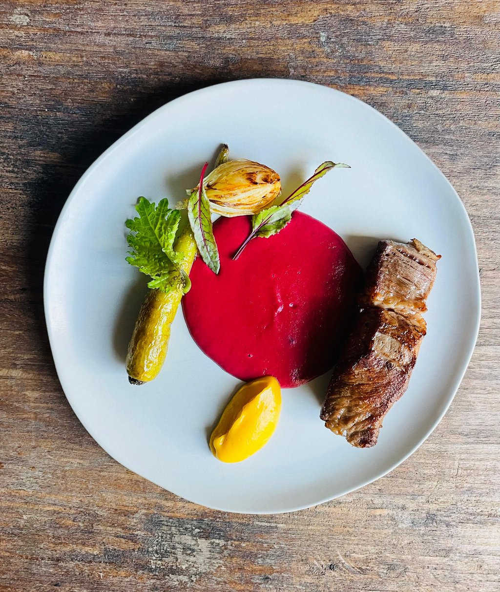 Rib eye con mole rosa