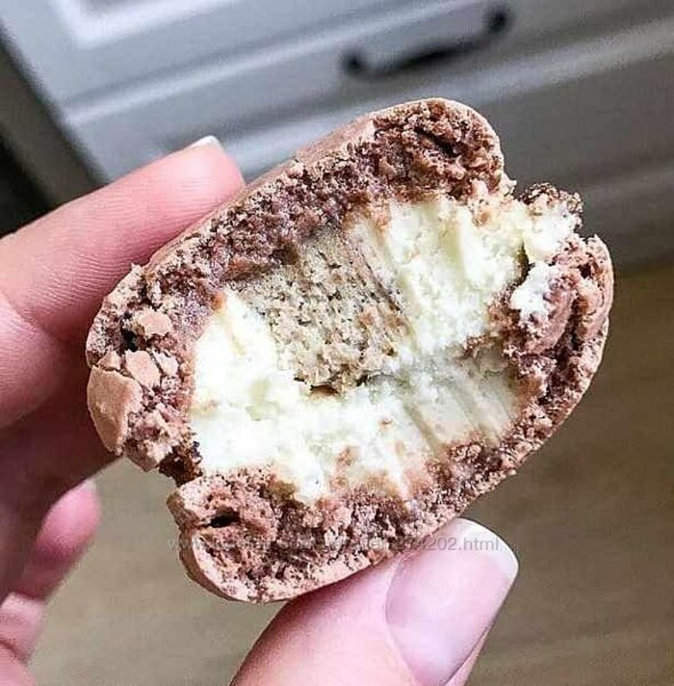 Макарон шоколадний
