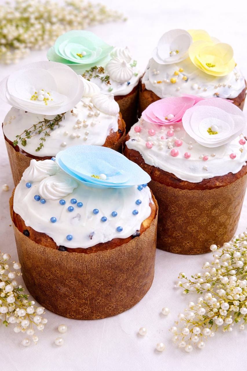 ПАНЕТТОН З КВІТКОВИМ ДЕКОРОМ 700г