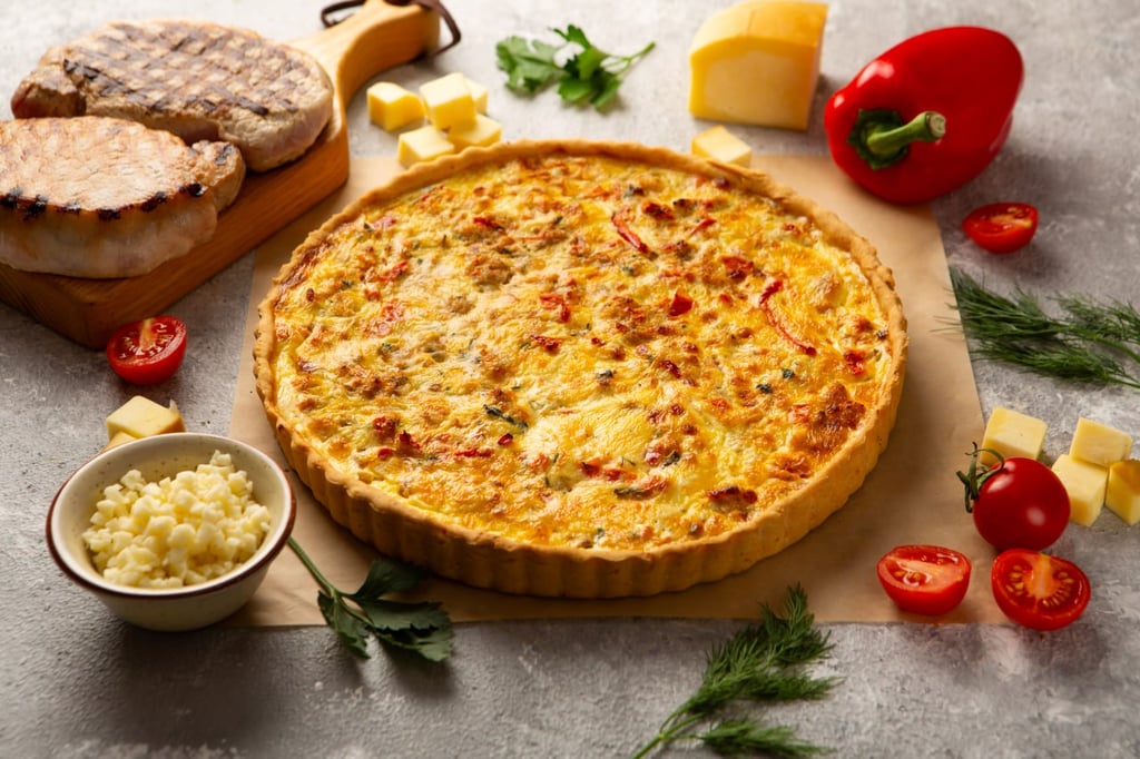 Пиріг кіш з куркою, копченим сиром та овочами