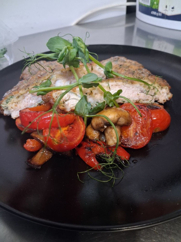 Соковита курочка з овочами