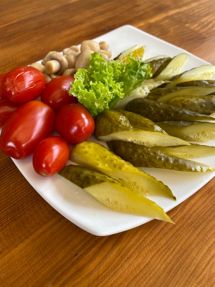 Соління закусочні (огріки, печериці, томати)