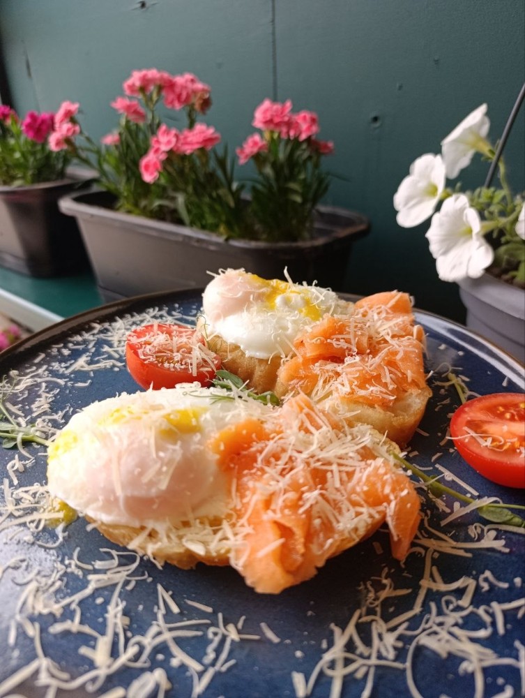 Яйця пашот із соусом Голландез (160 г)