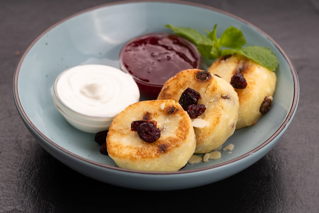 Сирники з родзинками, сметаною та джемом 280г