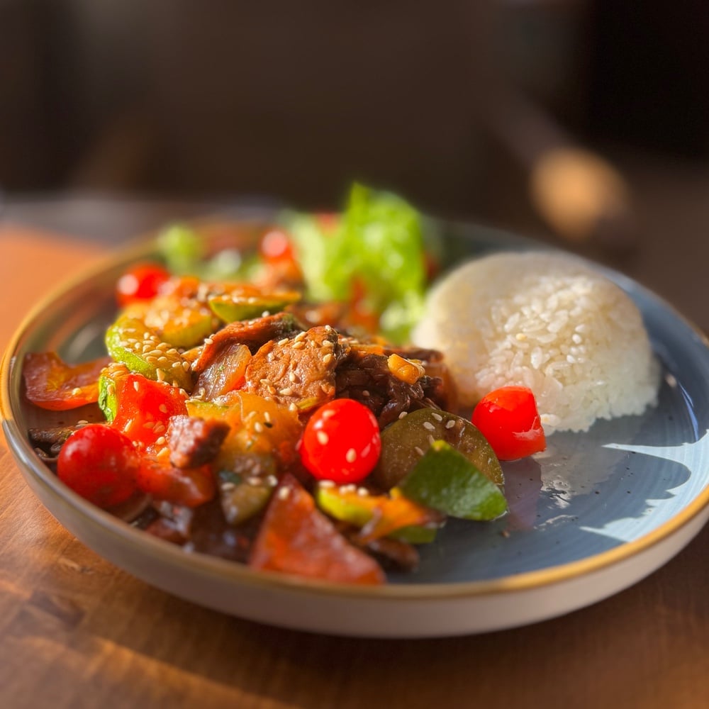 Мясо говядины с овощами, гарнир рис