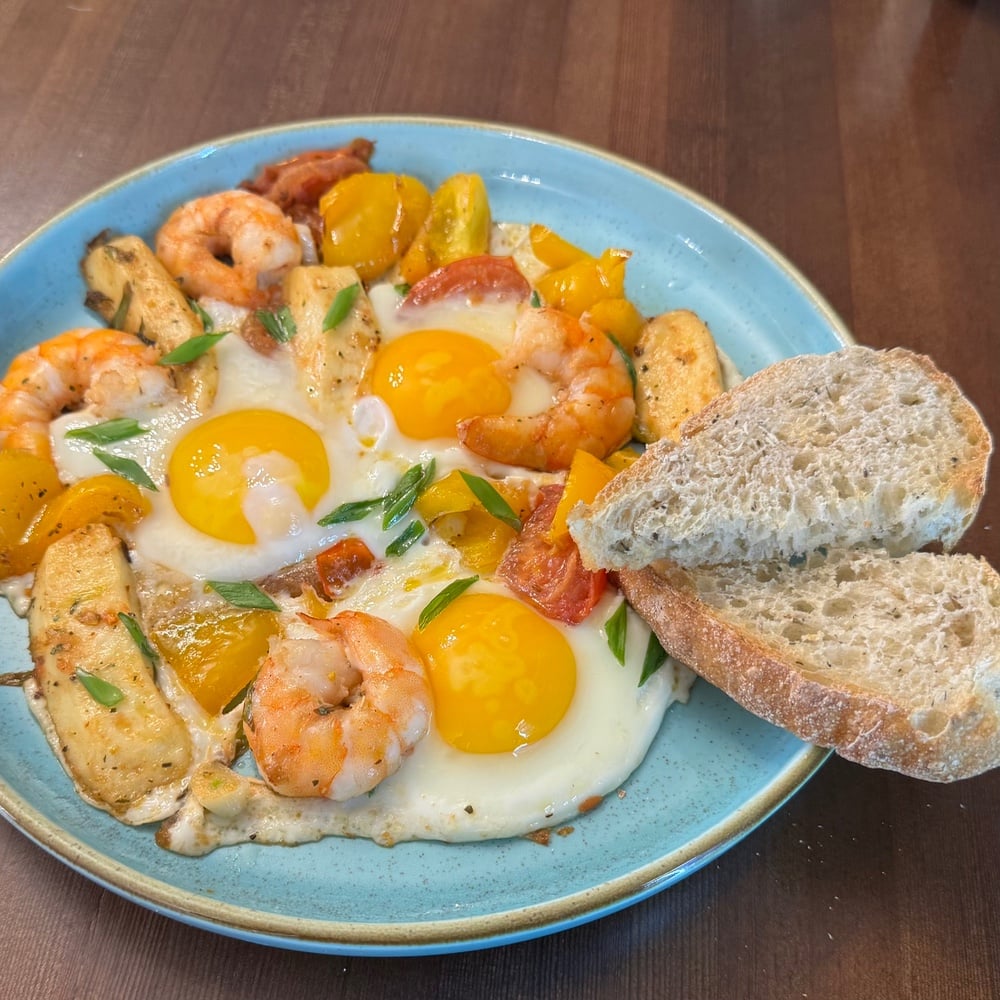 Яичница с креветками и овощами