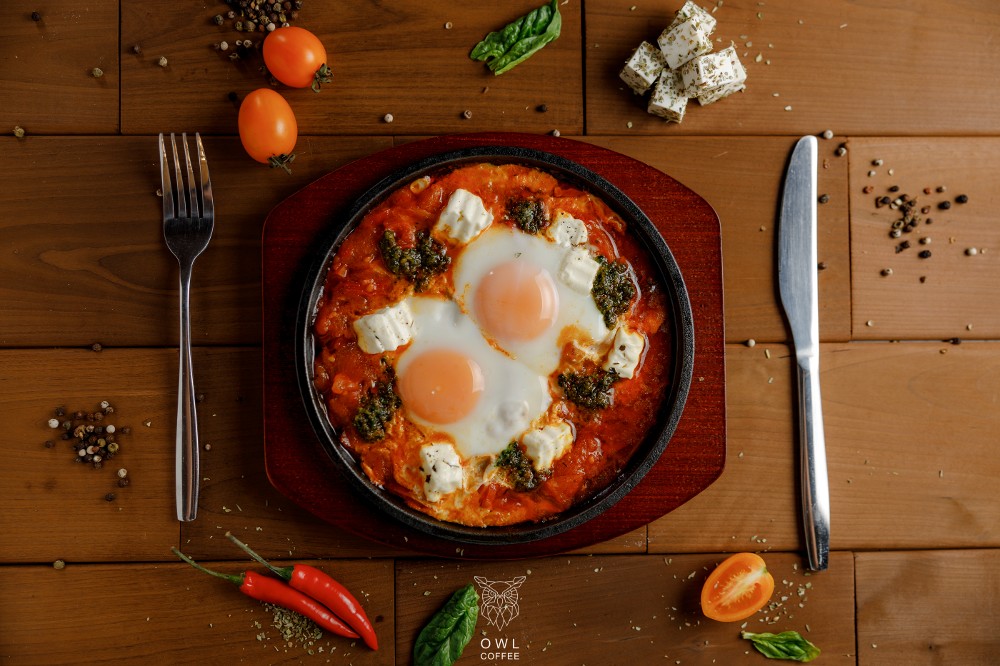 Шакшука с сыром фета и острым соусом схуг
