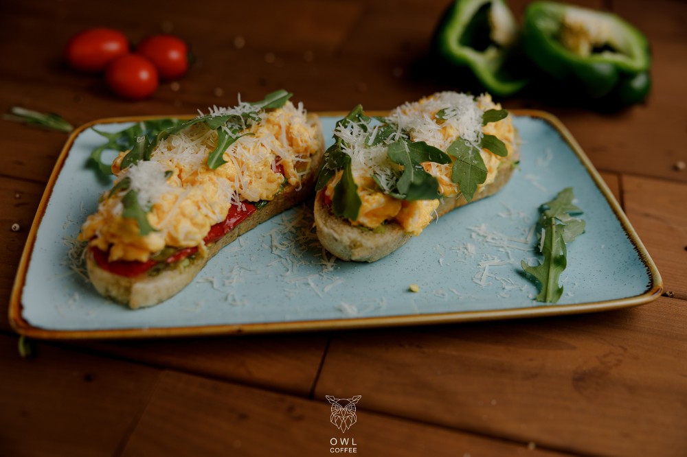 Тост с гуакамоле, скрэмблом и маринованным перцем