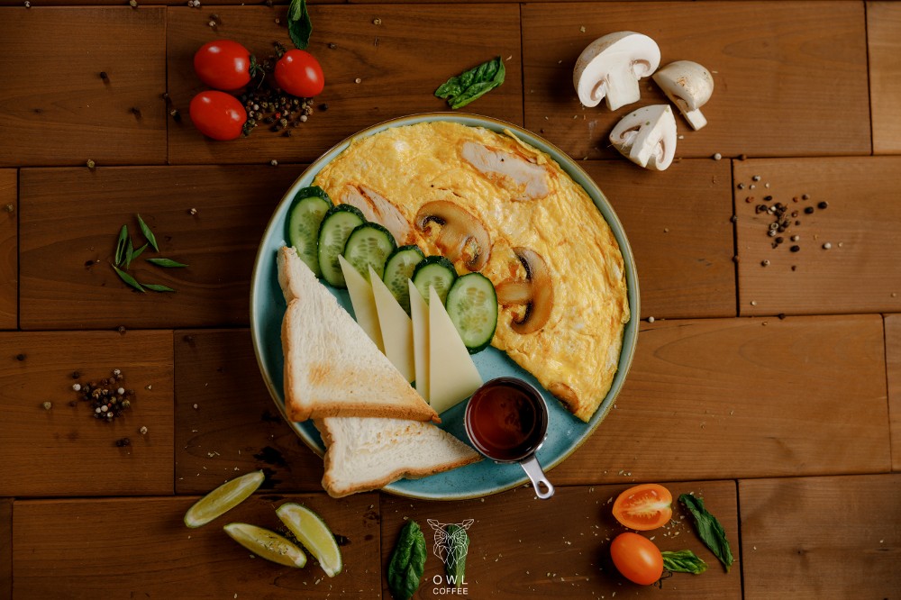 Французский омлет с курицей и грибами