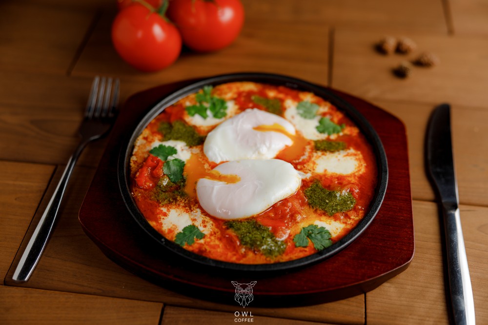 Шакшука с моцареллой, яйцами пашот и соусом песто
