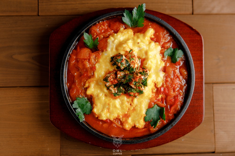 Шакшука со скрэмблом и маринованной фетой