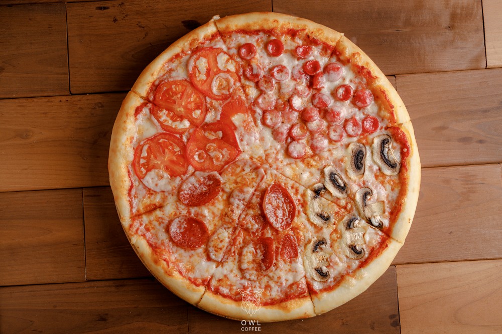 PIZZA ЧЕТЫРЕ СЕЗОНА (ТОМАТЫ, КУРИЦА, КОЛБАСКИ ОХОТНИЧЬИ, ПЕППЕРОНИ КОЛБАСКА)