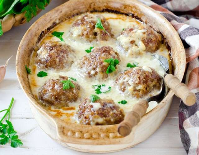 Тефтельки курячі в соусі Бешамель